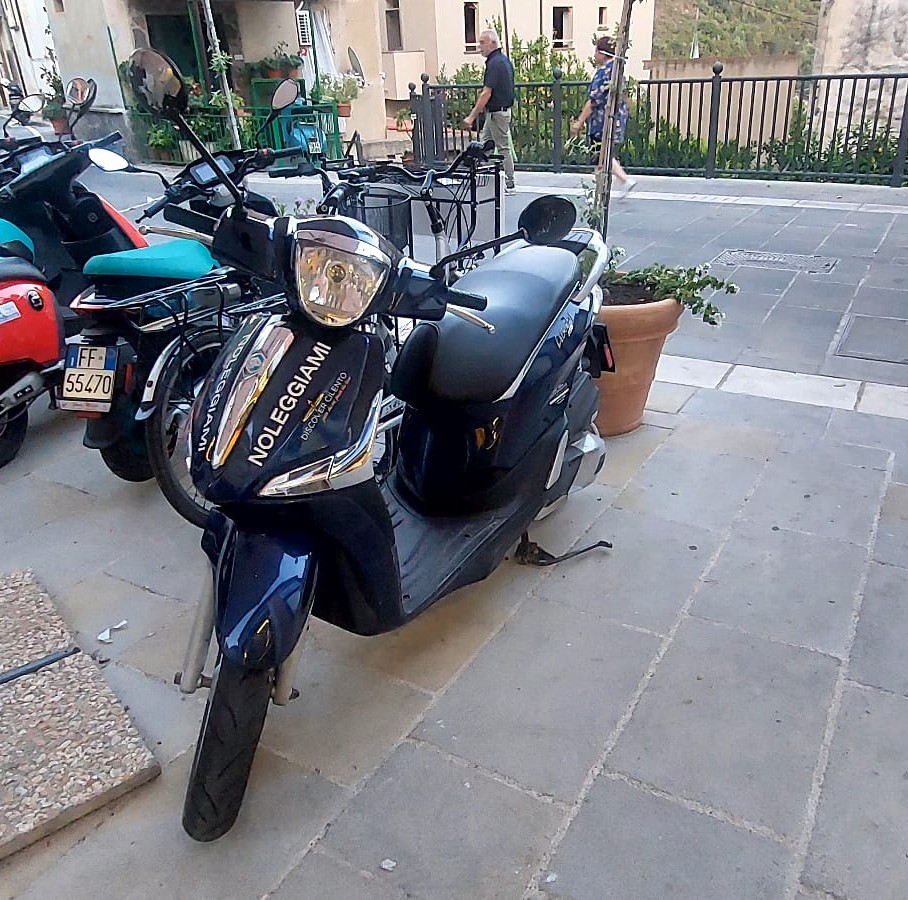 Piaggio Liberty 125 noleggio Cilento Pisciotta